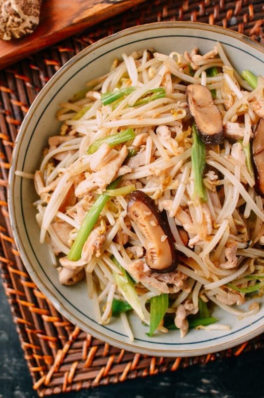 Chicken with mung bean sprouts